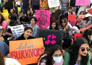 Pakistanilaisia naisia naistenpäivän marssilla. Maahan syntyy koko ajan uusia naisten oikeuksia ajavia ryhmiä, mutta Pakistan on edelleen maailman vaarallisimpia maita naisille.