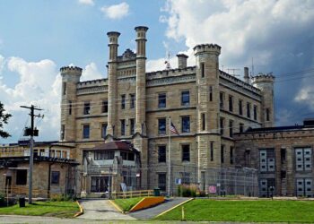 Vankiloista on Yhdysvalloissa tullut kukoistavaa liiketoimintaa ja Yhdysvalloista maailman johtava vankivaltio: tällä hetkellä maan vankiloissa viruu noin 2,2 miljoonaa ihmistä. Kuvassa Blues Brothers -elokuvasta tuttu Jolietin valtionvankila Illinoisissa.