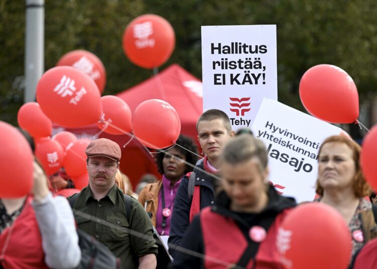 Myös ammattijärjestö Tehy on osoittanut mieltään hallituksen politiikkaa vastaan. Mielenosoittajia Rautatientorilla Helsingissä 20. syyskuuta 2023.