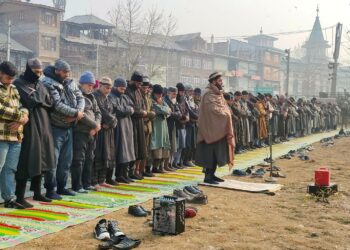 Kashmirin muslimit järjestivät tammikuussa erityisiä rukoustilaisuuksia, joissa he anoivat Allahilta lumisadetta.