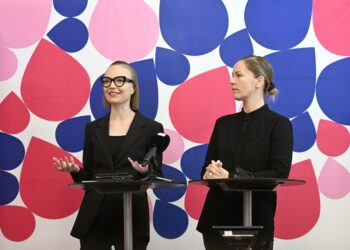 Minja Koskela ja Hanna Sarkkinen esittelivät vasemmistoliiton vaihtoehtobudjetin tiistaina.