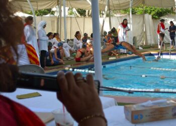 Tyttöjen uimakilpailu Karachissa, Pakistanissa.