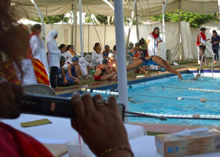 Tyttöjen uimakilpailu Karachissa, Pakistanissa.