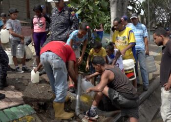 Venezuelassa kärsitään sähkö- ja vesiverkoston vakavista puutteista. San Agustínin kaupunginosan asukkaat Caracasin keskustassa hakevat vettä putkesta, joka kulkee pääkaupungin päämoottoritien varrella. Sen jälkeen he kantavat veden koteihinsa jyrkkiä portaita pitkin.
