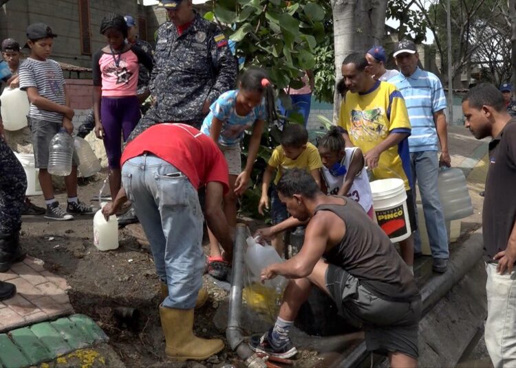 Venezuelassa kärsitään sähkö- ja vesiverkoston vakavista puutteista. San Agustínin kaupunginosan asukkaat Caracasin keskustassa hakevat vettä putkesta, joka kulkee pääkaupungin päämoottoritien varrella. Sen jälkeen he kantavat veden koteihinsa jyrkkiä portaita pitkin.