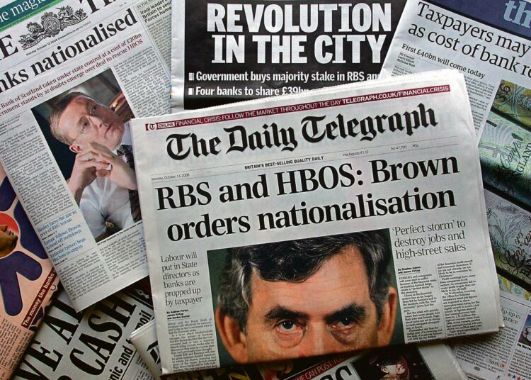 Brittilehtien etusivuja maanantaina: pääministeri Gordon Brown kansallistaa pankkeja. Neljännesvuosisata sitten käynnissä oli oikeistovallankumous, jolloin valtavirtana oli yksityistäminen.
