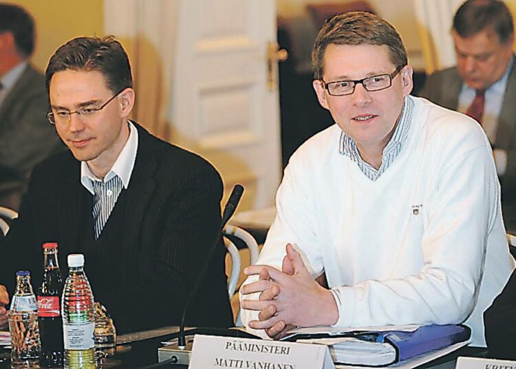 Valtiovarainministeri Jyrki Katainen ja pääministeri Matti Vanhanen aloittivat Valtioneuvoston juhlahuoneistossa politiikkariihen eli hallitusohjelman puolivälitarkastuksen 23. helmikuuta.