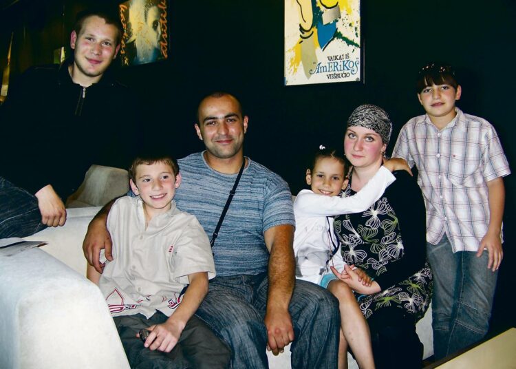 Vangitun Malik Gatajevin veli Zaur Gatajev ja tämän vaimo Julija lasten (vasemmalta oikealle Adam, Zaki, Malika ja Bola) kanssa Cinema for Human Rights -lehdistötilaisuudessa Vilnassa 1.8.