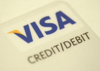 Uudet Debit-maksukortit ovat tulossa kalliiksi. Viime kädessä kymmenien miljoonien eurojen lisälaskun maksavat kuluttajat.