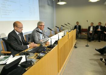 Alivaltiosihteeri Martti Hetemäki  (vas.) ja varapuheenjohtaja  Heikki Niskakangas julkistavat väliraportin verotyöryhmän työstä kesäkuussa.