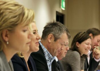 Kokoomuksen Henna Virkkunen (vas.), SDP:n Jutta Urpilainen ja keskustan Timo Kaunisto, Kuntaliiton valtuuston puh.joht. Pekka Nousiainen, vihreiden Anni Sinnemäki ja vasemmiston Paavo Arhinmäki osallistuivat puoluejohtajien tenttiin.