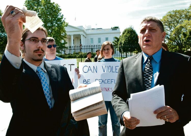 Tea Party -liikkeen johtohahmo Andrew Beacham  repimässä sivuja Koraanista Valkoisen talon edustalla 11. syyskuuta.  Oikeistolaista liikellä rahoittavat Kochin veljekset, joilla on suunnaton omaisuus ja vaikutusvalta.