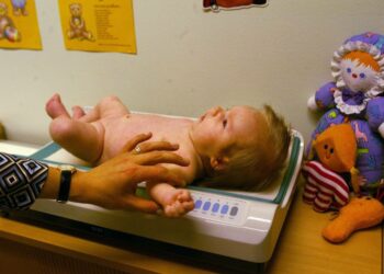 –Molempien vanhempien hyvinvointia sekä mielialaa arvioidaan. Pelkkä vauvan mittaaminen ja punnitseminen eivät riitä, mikäli vanhemmat voivat huonosti, sanoo ylitarkastaja Marjaana Pelkonen Sosiaali- ja terveysministeriöstä.