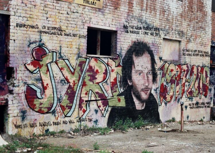 Jyri Jaakkolalle omistettu graffiti entisen kattohuopatehtaan seinässä Tampereen Santalahdessa.