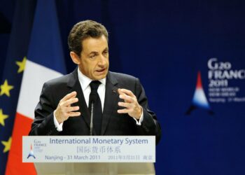 Presidentti Nicolas Sarkozy etsii nostetta ulkopolitiikasta kun sisäpolitiikka takkuilee.