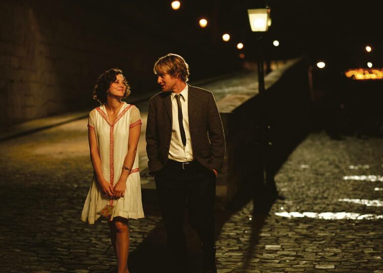 Marion Cotillard ja Owen Wilson yökävelyllä Woody Allen -filmissä Midnight in Paris.