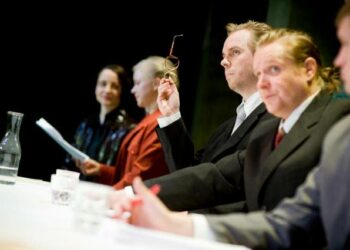 Ryhmäteatterin Eduskunta -näytelmässä Noora Dadu (vas.), Piia Peltola, Santtu Karvonen, Mitro Härkönen ja Jari Hanska.