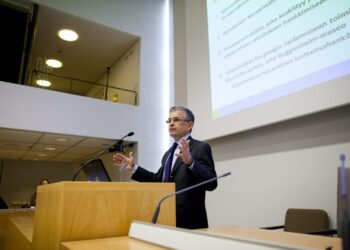 Helsingin kaupunginjohtaja Jussi Pajunen Guggenheim-hanketta koskevassa tiedotustilaisuudessa 16. huhtikuuta.
