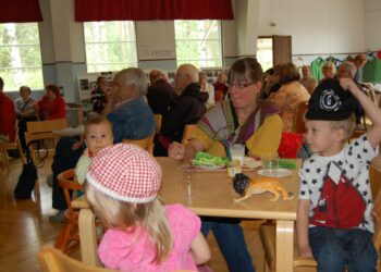 Kunnallisvaaliehdokkaaksi lupautunut Tanja Koskinen Laukaasta tuli Suolahden tapaamiseen kolmen lapsen kanssa.