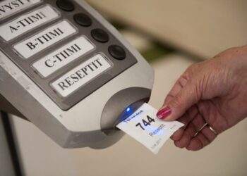 Työryhmän mukaan 50 000-100 000 asukkaan väestöpohjalla voitaisiin taata toimivat sosiaali- ja terveyspalvelut.