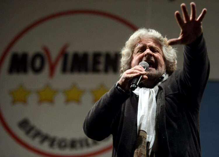 Beppe Grillo puhumassa vaalikampanjan päätöstilaisuudessa Roomassa viime viikon perjantaina. Paikalla oli vähintään satatuhatta kuulijaa.