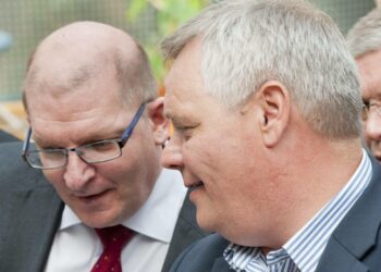 Metalliliiton puheenjohtaja Riku Aalto (vas.) ja Ammattiliitto Pron puheenjohtaja Antti Rinne teollisuuden palkansaajien seminaarissa tiistaina.