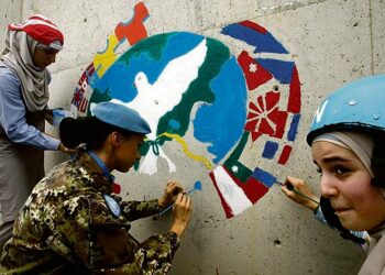 Rauhantunnuksia maalattiin YK:n Unifil-operaation päämajan seinään Naqurassa Libanonissa.