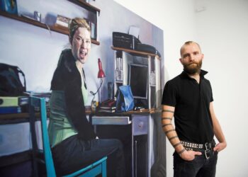 Sampsa Sarparannan ”arkitöissä” mallina on usein oma perhe, vaimo ja kaksi lasta. Vaimo poseeraa irvistäen myös teoksessa Eniten vituttaa kaikki.