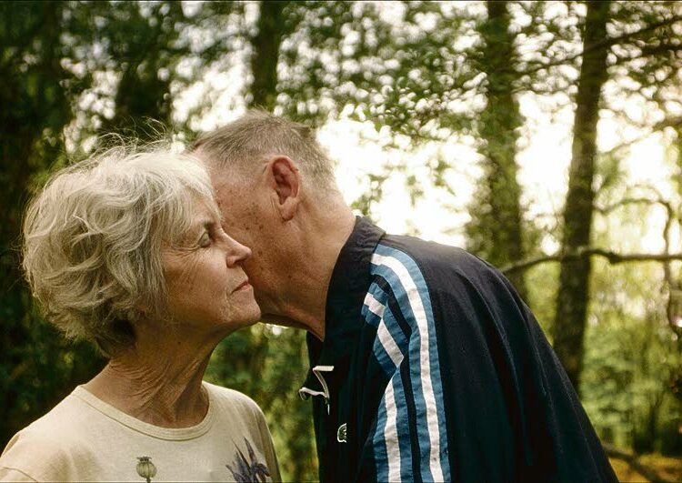 Eedenistä pohjoiseen on dokumentaarinen rakkauselokuva pariskunnista, joilla on intohimoinen suhde puutarhanhoitoon.Kuvassa Seija ja Erkki kuiskivat.