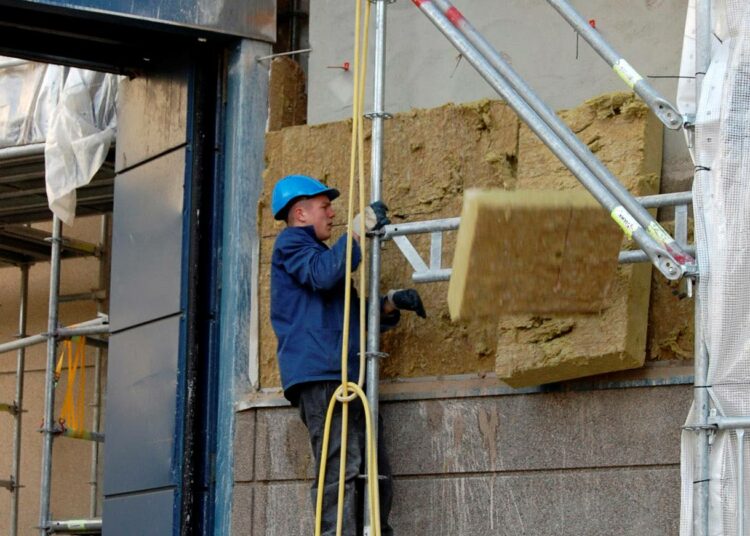 Sisäilmaongelmia aiheuttavat esimerkiksi lämmön- ja ääneneristemateriaaleista peräisin olevat teolliset mineraalikuidut sekä rakennusmateriaaleista vapautuvat kemialliset yhdisteet.