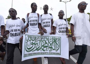 Senegalilaisten mielenosoittajien paidassa lukee ”en ole Charlie”. Professori Jyrki Käkösen mukaan länsimaiset arvot eivät ole universaaleja.