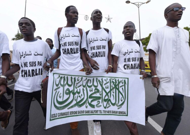 Senegalilaisten mielenosoittajien paidassa lukee ”en ole Charlie”. Professori Jyrki Käkösen mukaan länsimaiset arvot eivät ole universaaleja.