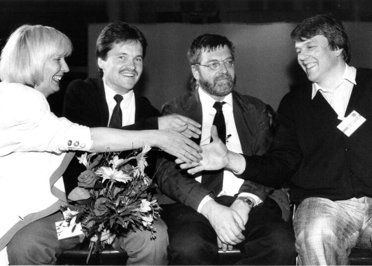 Vasemmistoliiton perustavassa kokouksessa huhtikuussa 1990 valittu puoluejohto: varapuheenjohtajat Salme Kandolin ja Kari Uotila, puheenjohtaja Claes Andersson ja puoluesihteeri Matti Viialainen.