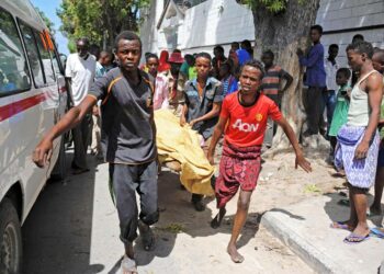 Kolme ihmistä kuoli suositun kahvilan edustalla tehdyssä autopommi-iskussa Somalian pääkaupungissa Mogadishussa viime kuussa.