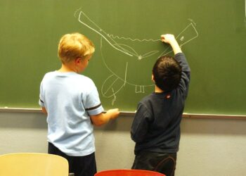 Kansanedustaja Annika Lapintie nostaisi myös koulujen roolia lasten iltapäivätoiminnassa.