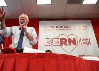 Bernie Sanders puhumassa maanantaina Kalifornian Oaklandissa tilaisuudessa, jossa hänen ilmoitettiin saavan sairaanhoitajien ammattiliiton tuen.