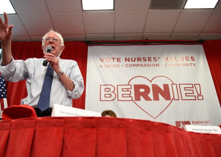 Bernie Sanders puhumassa maanantaina Kalifornian Oaklandissa tilaisuudessa, jossa hänen ilmoitettiin saavan sairaanhoitajien ammattiliiton tuen.
