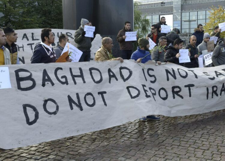 Joukko irakilaisia turvapaikanhakijoita protestoi mahdollisia käännytyksiä vastaan Helsingissä 12. lokakuuta. Uuden linjauksen mukaan lähtöalue ei enää takaa Irakista tulleille turvapaikkaa.