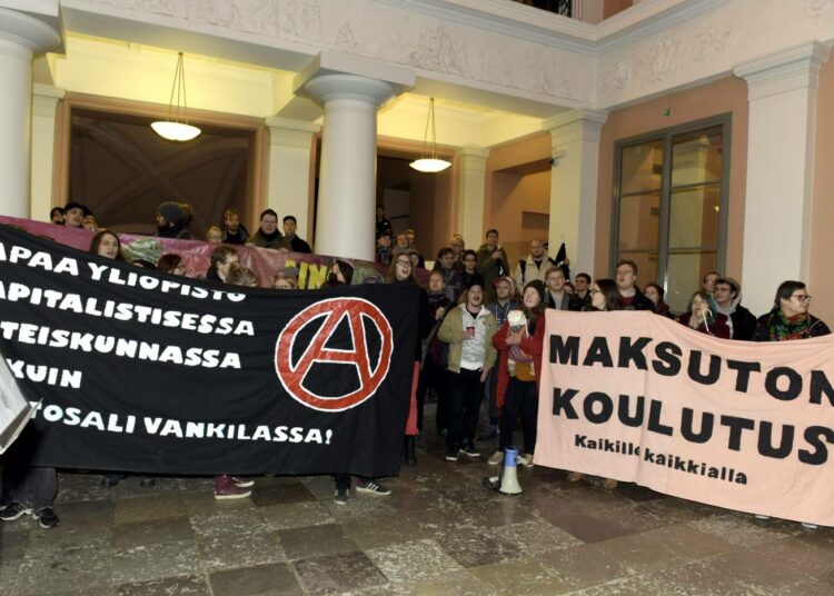 Helsingin yliopistossa osoitettiin viime viikolla mieltä hallituksen koulutukseen ja tieteeseen kohdistuvia leikkauksia vastaan, kun valtiovarainministeri Alexander Stubb oli kutsuttu juhlavuoden päätöstilaisuuden puhujaksi.