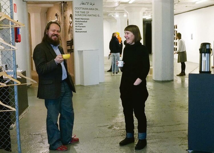 Kalle Turakka Purhonen ja Henni Oksman iloitsevat Galleria Huudon saamasta tunnustuksesta.