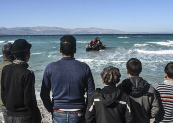 Turvapaikanhakijoita kuljettava kumivene lähdössä Turkin Cesmestä kohti Kreikan Khiosta.