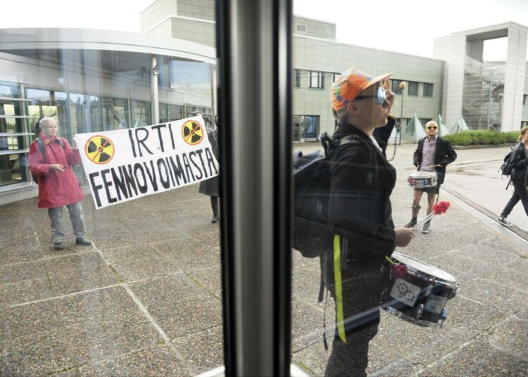 Fennovoima-sopimusta vastustavia mielenosoittajia Fortumin pääkonttorin pääsisäänkäynnin edessä viime vuoden heinäkuussa.