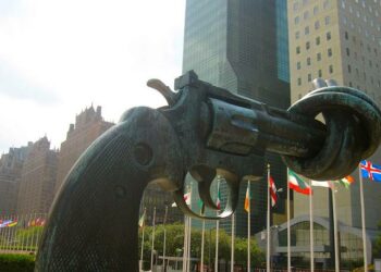 Ruotsalaisen Fredrik Reuterswärdin Väkivallattomuus-niminen veistos on esillä YK:n päämajan edustalla New Yorkissa.