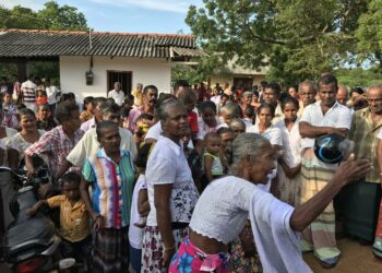 Maanmittarit pääsevät Sri Lankan Bergaman kylään ”vain meidän kuolleiden ruumiidemme yli”, asukkaat vakuuttivat vuoden alussa.