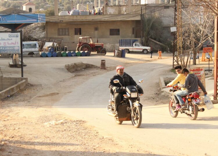 Wadi Khaledissa yleisen kulkuneuvo on moottoripyörä. Autoiluun ei useimmilla ole varaa, ja kaksipyöräisen kyytiin mahtuu tarvittaessa monta ihmistä.