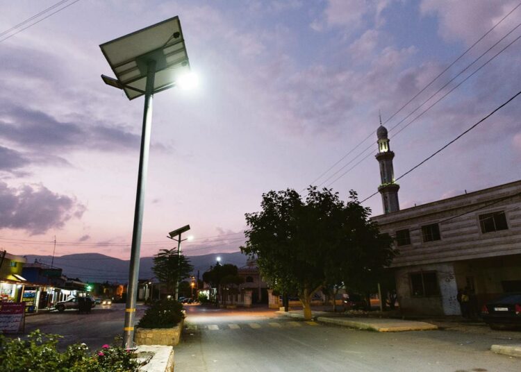 YK:n kehitysohjelma UNDP on pystyttänyt sähköpulasta kärsivään Ghazehin kaupunkiin aurinkoenergialla toimivat katuvalot.