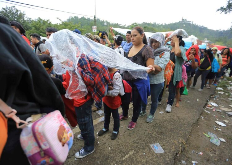 Hondurasin siirtolaisten karavaanin osanottajia Agua Calientessa Guatemalan rajalla 18. lokakuuta.
