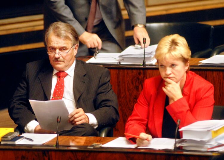 Anne Huotari istui eduskunnassa viimeksi Mikko Immosen vieressä.