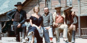 Henry Fonda (vas.), Claudia Cardinale, ohjaaja Sergio Leone, Charles Bronson ja Jason Robards Huuliharppukostajan kuvaustauolla vuonna 1968.