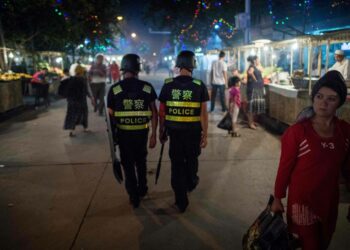 Kiinalaisia poliiseja partioimassa Kashgarin kaupungissa Xinjiangissa toissa vuonna.